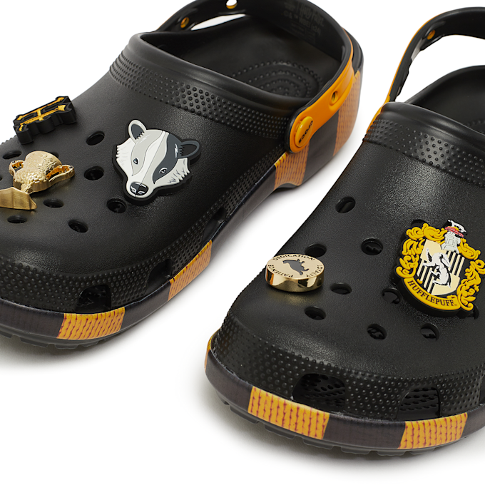 Buy Crocs Classic Clog "Hufflepuff" in zwart 21052990H at solebox